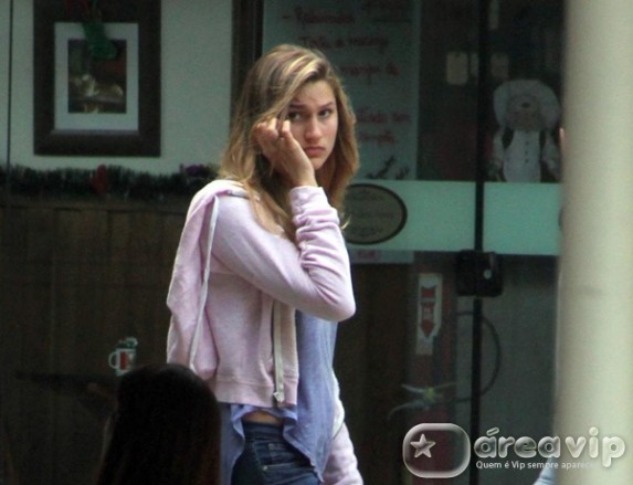 Sasha é clicada fazendo compras em shopping carioca