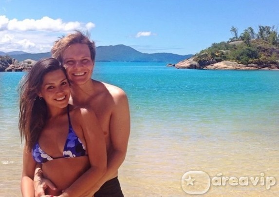Michel Teló e Thais Fersoza postam fotos em praia paradisíaca