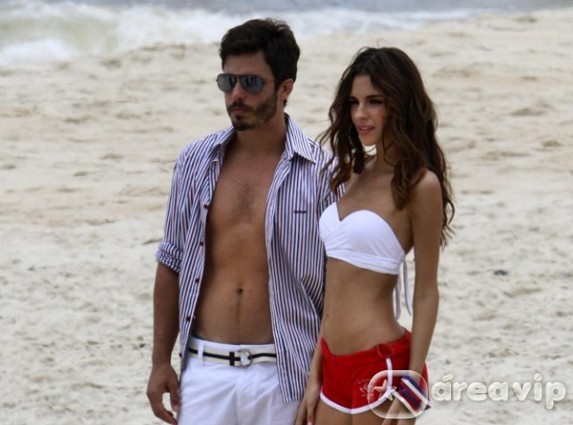 Thiago Rodrigues faz sessão de fotos na praia