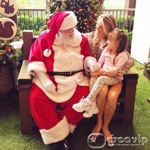 Ticiane Pinheiro leva a filha para falar com Papai Noel