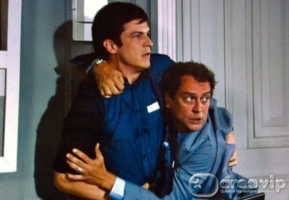 Amor a Vida - Felix e Eron brigam