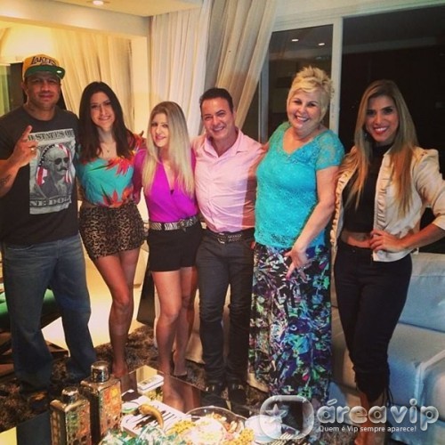 Íris Stefanelli recebe ex-BBBs em sua casa