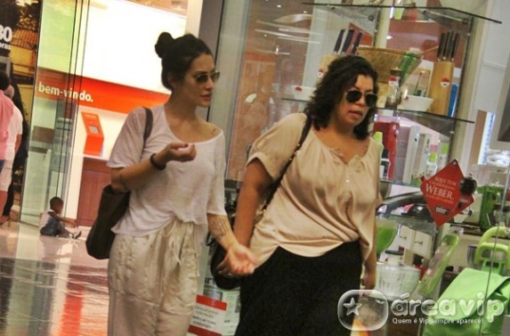 Cleo Pires passeia em shopping no Rio