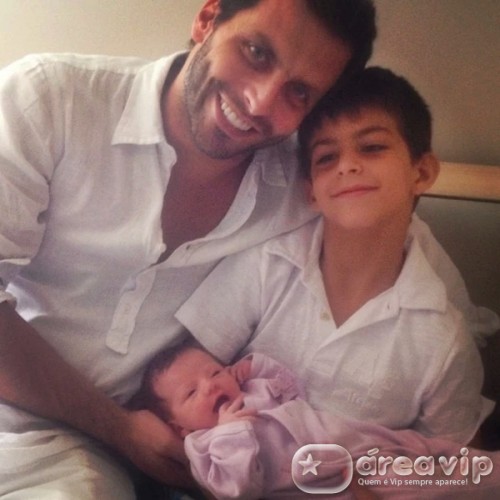 Henri Castelli com o filhos Maria Eduarda e Lucas