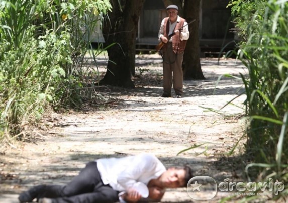 Joia Rara - Franz leva tiro