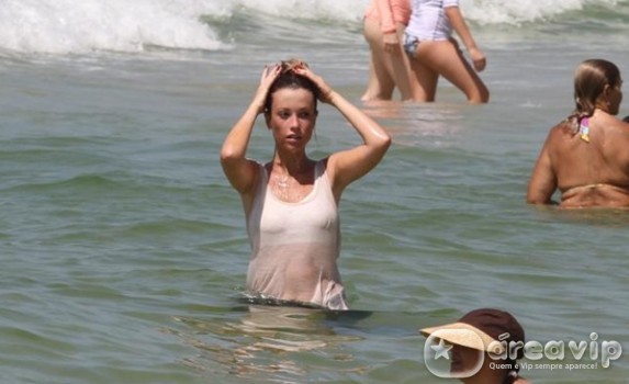 Juliana Didone mergulha no mar de roupa