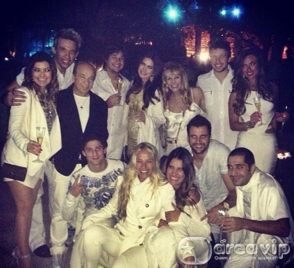 Bruno do KLB e Nicole Bahls trocam beijos