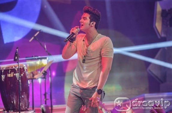 Luan Santana canta com os ídolos em ‘Sai do Chão’