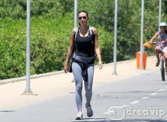 Mel Fronckowiak caminha na Lagoa, no Rio