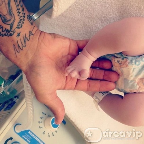 Micael Borges posta foto do pezinho do filho