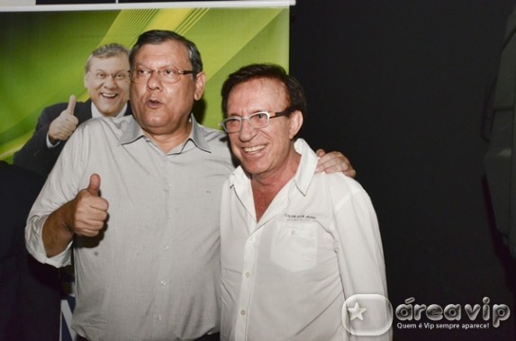 Milton Neves recebe amigos em noite de autógrafos