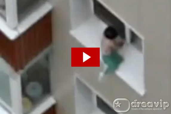 Vídeo desesperador flagra Bebê andando em janela de prédio alto