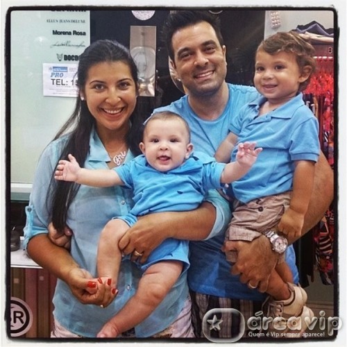 Priscila Pires posta foto com a família