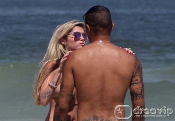 Bárbara Evans é vista em clima de romance com jogador do Corinthians