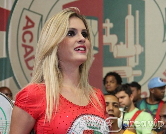 Bárbara Evans tenta fazer as pazes com jogador
