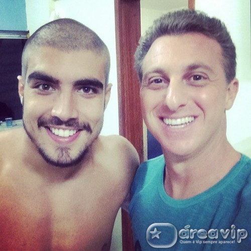 Caio Castro raspa a cabeça
