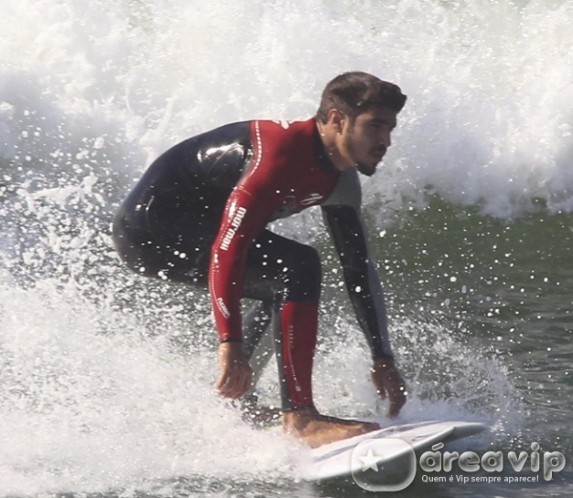 Caio Castro surfa em praia carioca