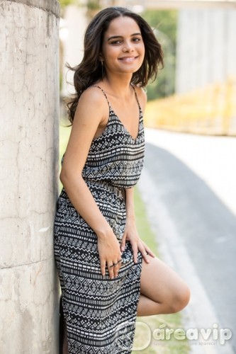 Carol Macedo posa para ensaio