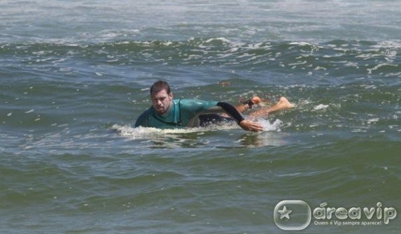 Cauã Reymond surfa em praia do Rio