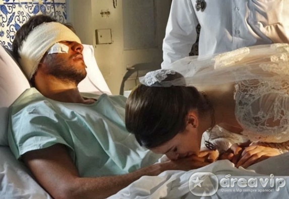 Em Familia - Emocionada, Helena beija a mao de Virgilio