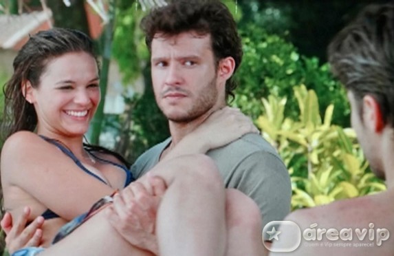 Em Familia - Helena pula no colo de Virgilio para fazer ciume em Laerte