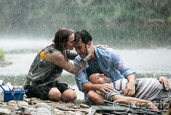 Em Familia - Shirley consola Laerte, que sofre ao ver o pai morto