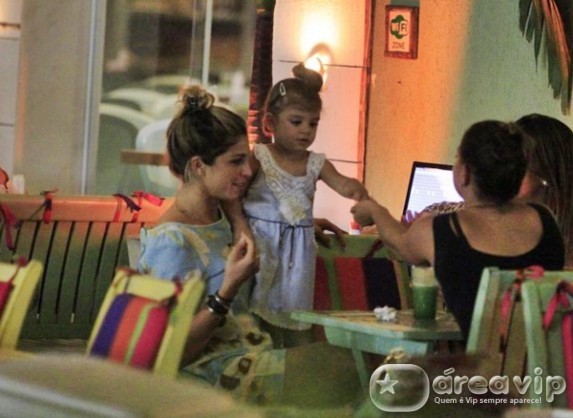 Grazi Massafera janta com a filha em restaurante