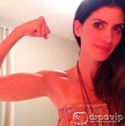 Isabella Fiorentino mostra seu bíceps definido