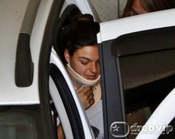 Isis Valverde tem alta do hospital