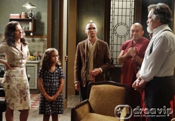 Joia Rara - Amelia deixa Ernest viver no cortiço