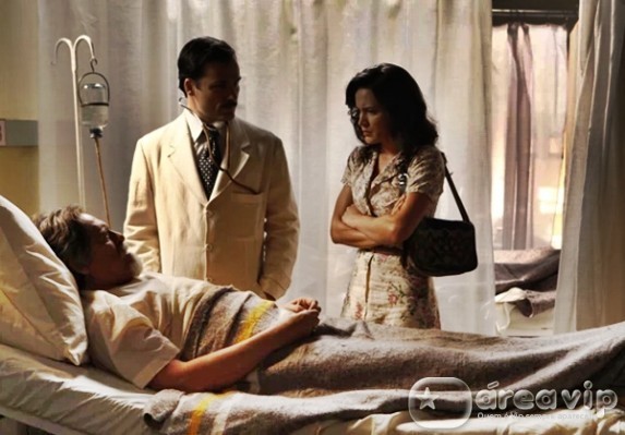 Joia Rara - Ernest pede abrigo a Amelia