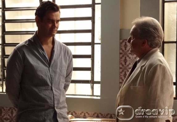 Joia Rara - Manfred finge estar bem e recebe alta