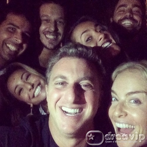 Luciano Huck e Angélica curtem noite ao lado de famosos