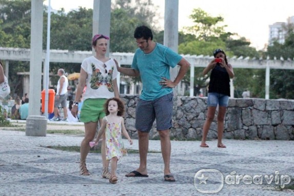 Mateus Solano e Paula Braun com a filha