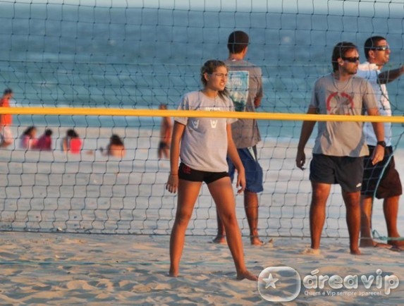 Sasha treina vôlei em praia carioca
