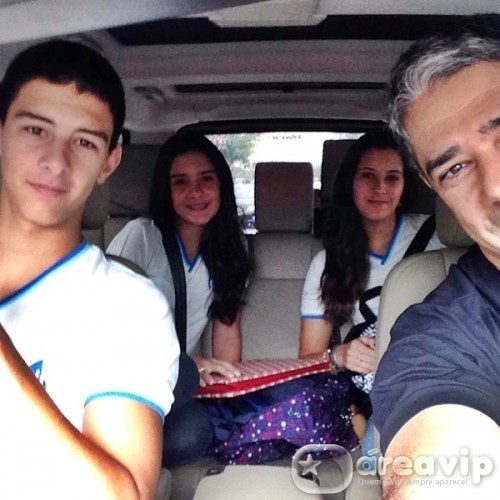 William Bonner leva os filhos à escola