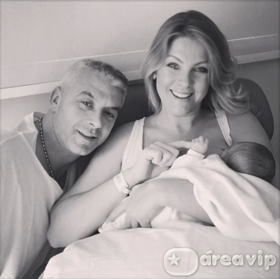 Ana Hickmann posta foto com o filho no colo