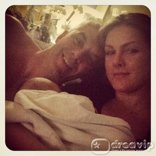 Ana Hickmann posa com o marido e o filho