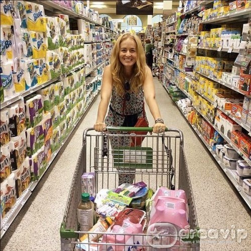 Luciano Huck posta foto de Angélica fazendo compras em supermercado