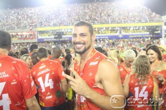 Cauã Reymond é surpreendido por amiga no banheiro de camarote