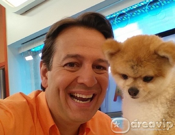 Jornalista manda apresentador da Record aplicar mais botox