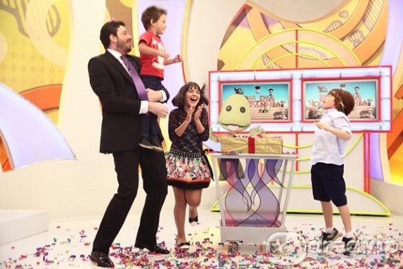 Danilo Gentili traz ao programa menino que ficou bravo por roubarem presente do Bom Dia e Cia Danilo Gentili traz ao programa menino que ficou bravo por roubarem presente do Bom Dia e Cia