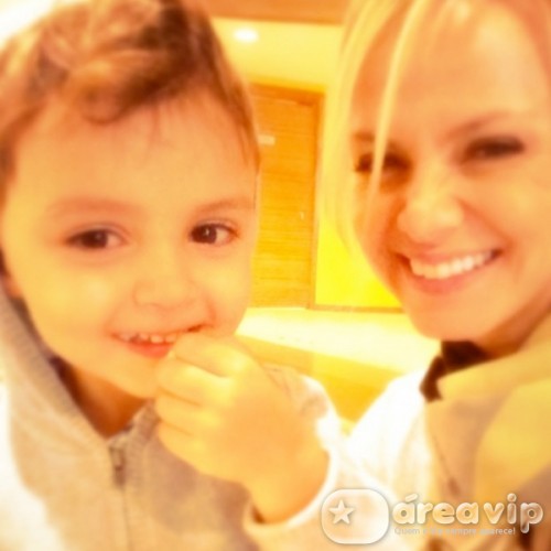 Eliana posta foto sorrindo ao lado do filho