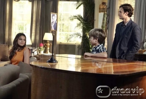Em Familia - Laerte não desgruda os olhos de Luiza