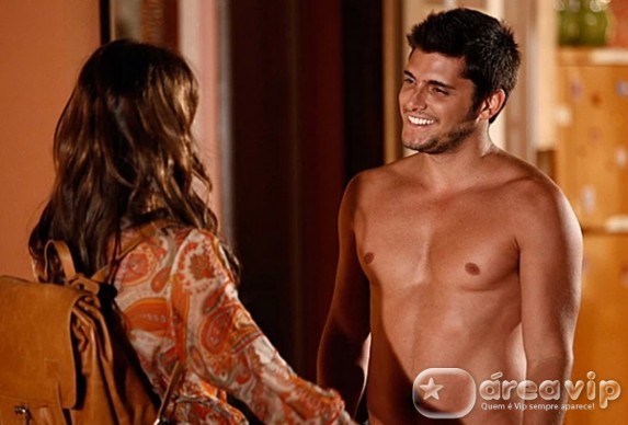 Luiza pega André só de toalha e vai para a cama com o namorado