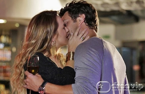 Shirley agarra Laerte em boate e rouba beijo do músico