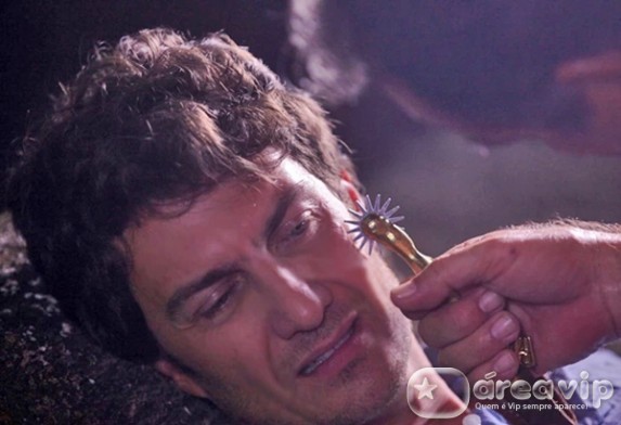 Durante briga, Virgílio passa a espora no rosto de Laerte