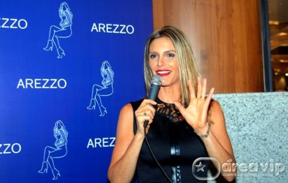 Fernanda Lima participa de inauguração de loja de shopping em Salvador