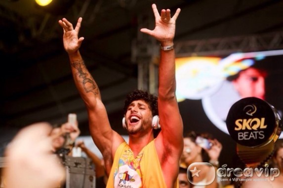 Jesus Luz toca para dez mil pessoas em Floripa