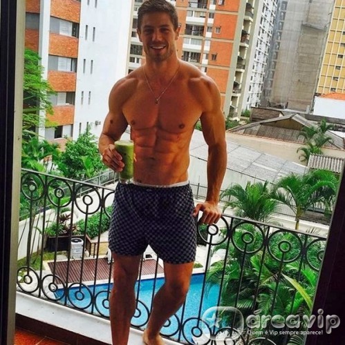 De cueca, ex-BBB Jonas exibe corpo sarado